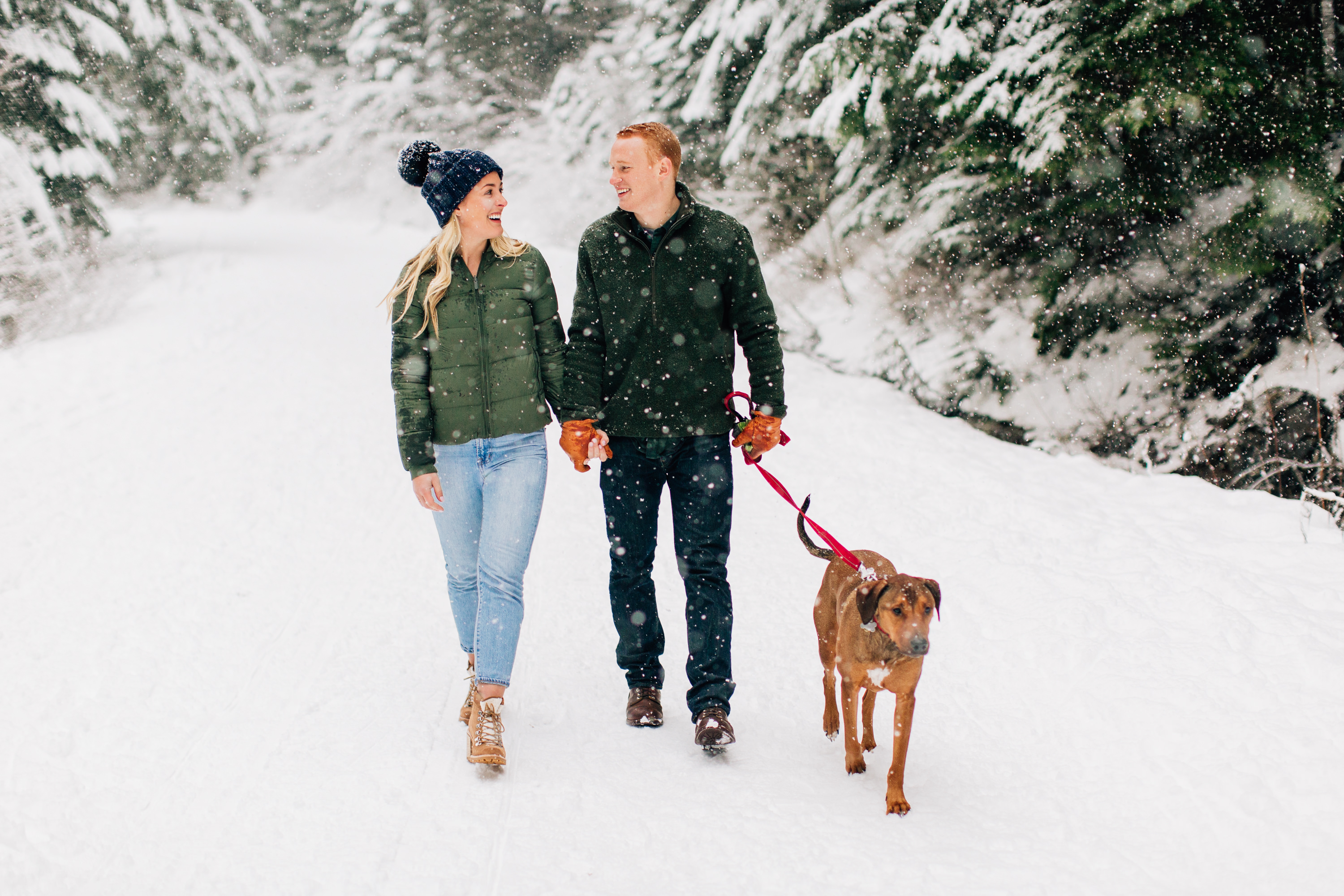 A Snowy Snoqualmie Pass Engagement - Jenna Bechtholt Photography